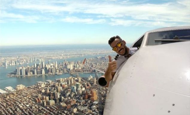 Takip�ilerinden biri, 'Bu pilotla yolculuk etmedi�im i�in �ok mutluyum, insanlar be�eni alabilmek i�in ne yapacaklar�n� �a��rm��lar' yorumunu yapt�.        