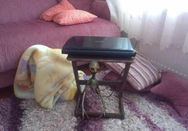   Bitlis'in Ahlat il�esinde yeni ald�klar� cep telefonuyla �ekim yapan aile, foto�raflardan ikisinde tan�mlanamayan bir 'yarat�k' g�rd�. Foto�raflar� bas�n mensuplar�yla payla�an aile, s�z konusu karelerde kesinlikle fotomontaj olmad���n� s�yledi.Olay, il�enin tan�nm�� ailelerinden birinin evinde meydana geldi. �smini a��klamak istemeyen ailenin bireyleri, yeni ald�klar� cep telefonunun kameras�n� test etmek amac�yla �ok say�da foto�raf �ekti.      