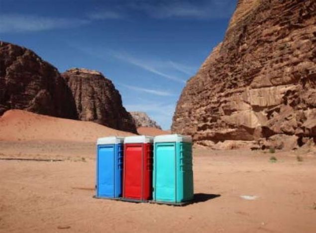  ��lde du� kabinleriGER�EK�rd�n'de Wadi Rum ��l�ne turistler i�in portatif banyo konuldu.      