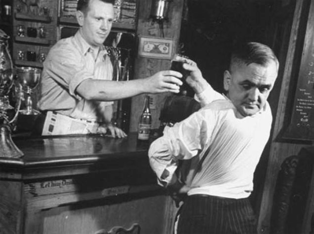  Ba��n� arkaya �eviren barmenGER�EK      