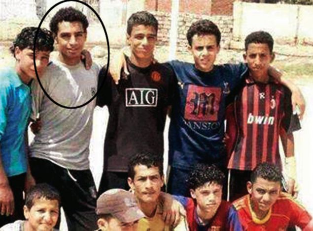  Mo Salahn baarya giden yks, mucize biimde zirveye trmanan ve Sir nvanyla  onurlandrlan mlteci Mo Farahn hayat kadar inanlmaz deil. Ama yine de zorlu bir yoksul ocuk hikyesi... 15 Haziran 1992de kk bir kasabada douyor. Sabah akam sokakta top oynuyor. Sonra 14 yanda Al Mokawloon takmyla szleme imzalyor.    <br><br>    14 yanda, Al Mokawloon takmyla szleme imzalad. Takm arkadalaryla ektirdii kare, o gnlerden yadigr. (Ayakta, soldan ikinci) 