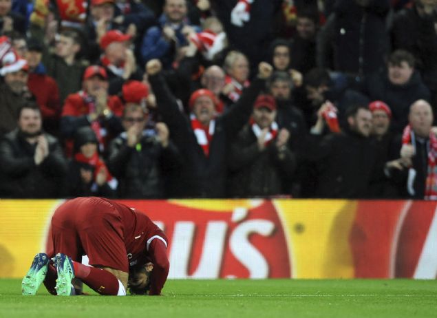  Simon Critchley, Futbol zerine Dnrken Aslnda Ne Dnrde Klopp iin  Anlarn adam diyor. Klopp iin o anki pozisyonun gerekleri var. te Salah o anlk pozisyonlar yaratan ve sonulandran bir futbolcu imdi. Anlar, zamanstne tayp unutulmaz an yapan bir byc o. Kloppun heavy metal futbolunun en ince tizleri inleten solo gitarcs... 