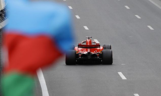  Vettel ve tak�m arkada�� Lewis Hamilton'�n aksine pistte kalmay� tercih eden Mercedes'ten Valtteri Bottas, Red Bull pilotlar� Max Verstappen ile Daniel Ricciardo'nun 40. turda yapt��� kazay� f�rsata �evirdi. G�venlik arac�n�n piste girmesiyle llk 'pit stop'unu ger�ekle�tiren Bottas, Vettel ve Hamilton'�n �n�ne yerle�ti.    