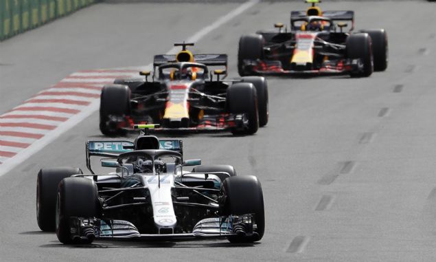  49. turda lider Bottas'�n arac�n�n lasti�inin patlamas�yla liderli�i ele ge�iren Hamilton, Raikkonen'in 2.4 saniye �n�nde sezonun ilk, kariyerinin 63. birincili�ine ula�t�.    Lastikleri y�pranan Vettel'i ge�en Force India pilotu Sergio Perez, liderin 4 saniye arkas�nda 3. oldu.  