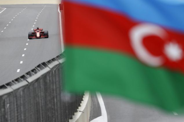 Formula 1 D�nya �ampiyonas�'n�n 4. yar��� Azerbaycan Grand Prix'sinde, Mercedes tak�m�n�n B�y�k Britanyal� pilotu Lewis Hamilton birinci oldu. T�rkiye'de ise en �ok konu�ulan olay Azerbaycan'�n organizasyon ba�ar�s� ve piste giren �ekici oldu.    