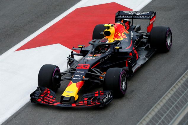  Haas'tan Romain Grosjean'�n yapt��� kaza y�z�nden uzayan g�venlik arac� periyodu, 47. turda sona erdi. Vettel, liderlik i�in start-fini� d�zl���nde yapt��� atak s�ras�nda yava�layamayarak 4'�nc�l��e geriledi.    