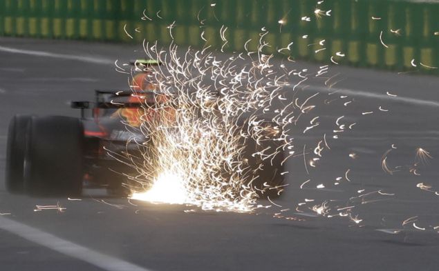  Ferrari tak�m�ndan Kimi Raikkonen ile Force India'dan Esteban Ocon aras�ndaki 6'nc�l�k m�cadelesi s�ras�nda ya�anan temas y�z�nden Ocon yar�� d��� kald�. Raikkonen ise hasar alan �n kanad�n� de�i�tirmek i�in pite girdi. Otomobillerden kopan par�alar�n temizlenmesi i�in ilk turda piste giren g�venlik arac�, 6. turda pisti terk etti.    