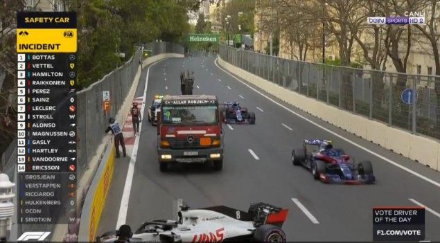  Ayr�ca �ekicinin �n�nde hem Azerbaycan hem de T�rkiye bayra�� oldu�u g�r�ld�.    