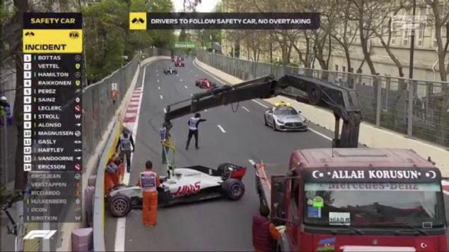 Formula 1 Azerbaycan Grand Prix'inde zafer Hamilton'�n oldu. Sezonun 4. aya�� Azerbaycan Grand Prix'sini kazanan Mercedes tak�m�ndan Hamilton, �ampiyona liderli�ine y�kselirken g�ne damgas�n� vuran olay ise �ekici oldu.     