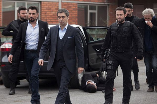 KURTLAR VADS KAOS HANG KANALDA?<br><br> Trk televizyonlarnn fenomen dizilerinden olan Kurtlar Vadisi yeni sezonda Kurtlar Vadisi Kaos adyla ekranlara dnecek. Kurtlar Vadisi Kaos'un hangi kanalda yaynlanaca ise merak konusu oldu. imdiden heyecanla beklenen Kurtlar Vadisi Kaos'un kanal ise Kanal D olarak duyuldu. Ancak kanal ynetiminden ve yapmcdan kesin bir bilgi gelmedi.     