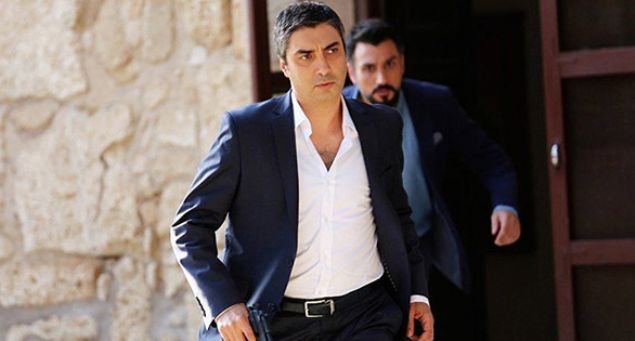 Televizyonlarn yeni yayn dnemine byk lde ylbandan sonra geecei 2018'in ilk gnlerinde ekrana gelmesi bekleniyordu. Yayn tarihi iin 2018 ubat verilse de dizi bir trl balayamad. Dizinin yayn tarihini barol oyuncusu Necati amaz yle duyurmutu. amaz, 'Bir Hadis Bir Film Ksa Film Yarmas dl Treni' iin geldii Konya'da, AA muhabirine, televizyonda 2003 ylnda yaynlanmaya balayan Kurtlar Vadisi dizisinin, 2018'de 'Kurtlar Vadisi Kaos' olarak izleyicinin karsna kacan belirtti. amaz, 'Dizimizin senaryosunu tamamladk. ubat ay gibi televizyonlarda yaynlanmaya balayacak inallah.' demiti.     