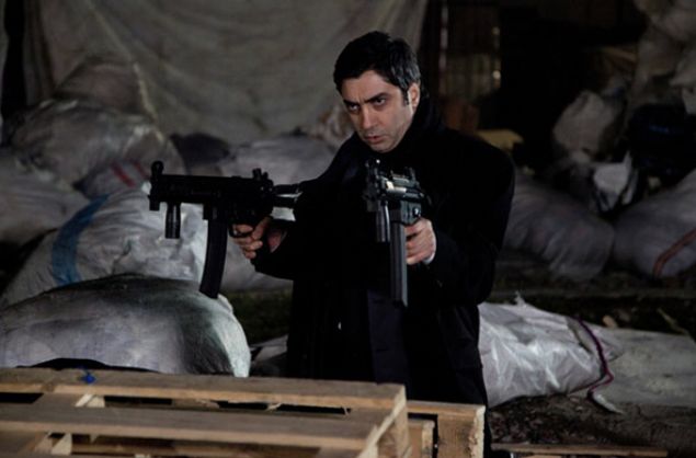 'Kurtlar Vadisi Kaos ile 'kaos teorisi' ele alnacak. Kaos ynetimi diye bir ideoloji var. O ideolojide hedef dnyay kaosa ynlendirip, kaosla ynetmek. Biz de 'kaos ynetiminden nasl kurtulabiliriz, nasl k salayabiliriz?' anlatmaya alacaz. 'Kaos durumunda elimizden neler alnr, nelere kar savamamz gerekir, nelerden muzdarip olabiliriz?' bunlar ele almaya alacaz.  