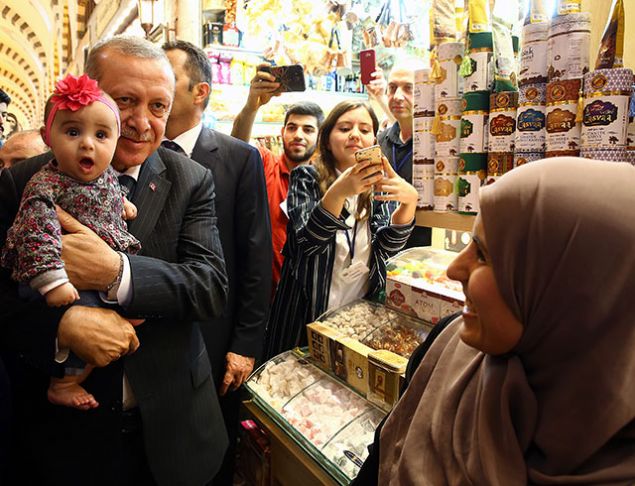<p>  	Programda Başbakan Yardımcısı Hakan Çavuşoğlu, Aile ve Sosyal Politikalar Bakanı Fatma Betül Sayan Kaya (solda) ile İstanbul Büyükşehir Belediye Başkanı Mevlüt Uysal da yer aldı.</p>  <div>  	 </div>
