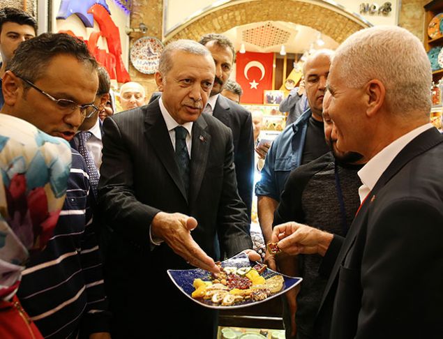 <p>  	Erdoğan, açılışın ardından çarşıyı gezerek vatandaşlarla sohbet etti.</p>