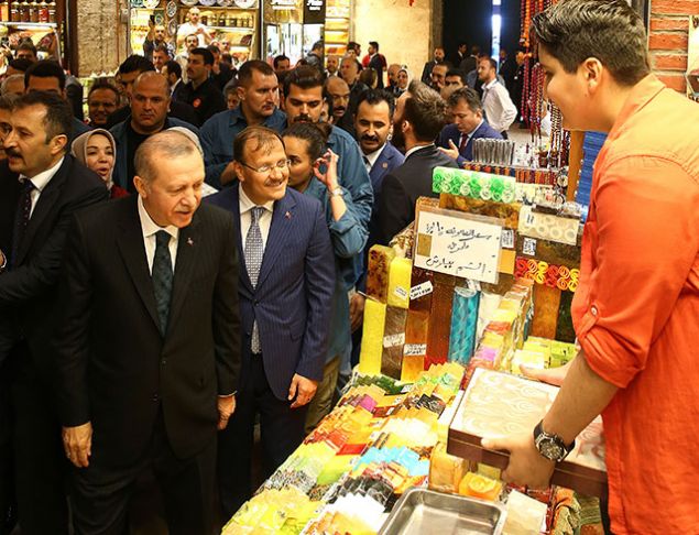 <p>  	Çarşı esnafıyla fotoğraf çektirdi.</p>