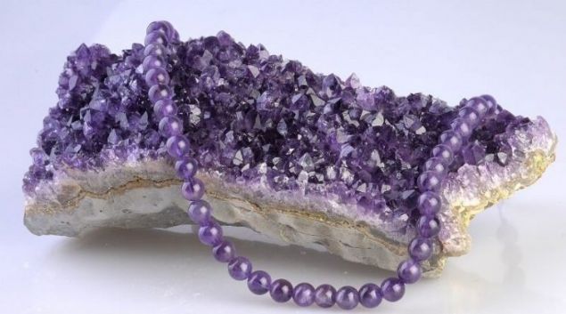    Ametist ok gl bir enerjiye sahiptir.    Bakm:    Ayda bir kez akan suyun altnda tutulup 2 saat suda bekletilir. 