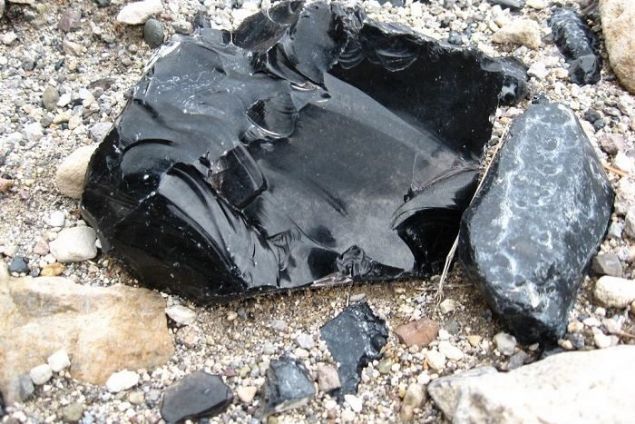    Obsidyen    Ani soumu lavdr. Karacier zerine konan bir para obsijyen karacierin temizlenmesinde faydaldr.   