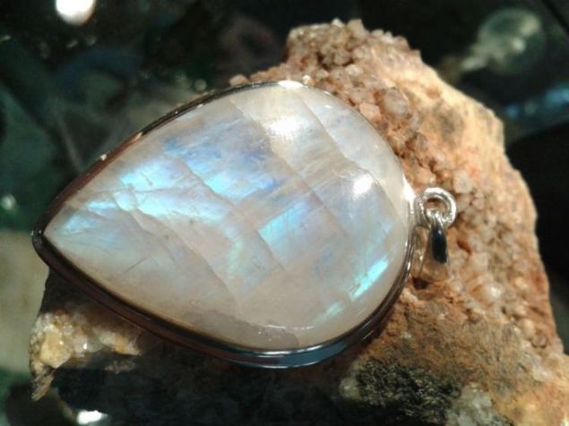    Ay ta    zellikle kadn organn etkiler ve hormon dengesini dzenler. Transa gemek iin bu ta kullanlr. Yldz dk kiilere tavsiye edilir. 