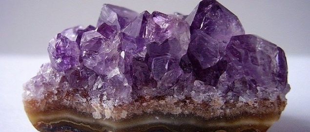   Ametist    <br><br>    Odada bulunan bir ametist paras bile konsantrasyou arttrr. Ruhu besler. 'Huzur ta' olarak adlandrlr ve meditasyon iin idealdir.  