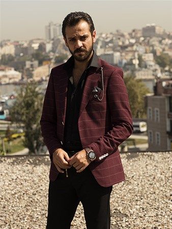   Aksiyon a��rl�kl� dizilerde boy g�steren oyuncular�n daha fazla tan�nma imkan� buldu�u T�rkiye�de, izleyicinin parlatt��� son isim �Vartolu� karakteriyle izledi�imiz Erkan Kol�ak K�stendil oldu.       