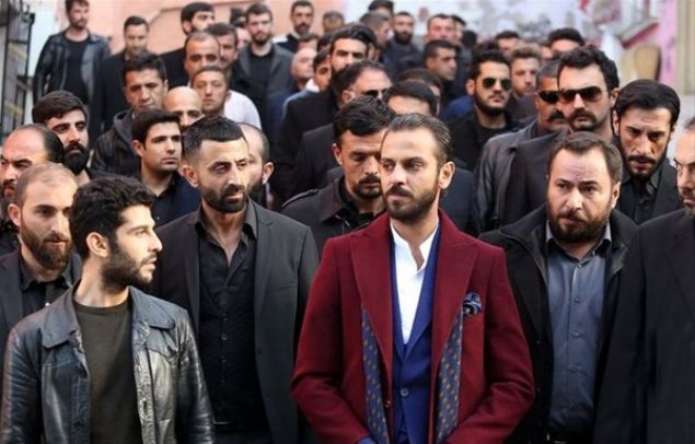   �imdilerde �ukur adl� dizide Vartolu karakteriyle izledi�imiz Erkan Kol�ak K�stendil'in ekranlar�n uzun soluklu dizilerinden Kurtlar Vadisi'ndeki sahnesi izleyenleri �a��rt�yor.       