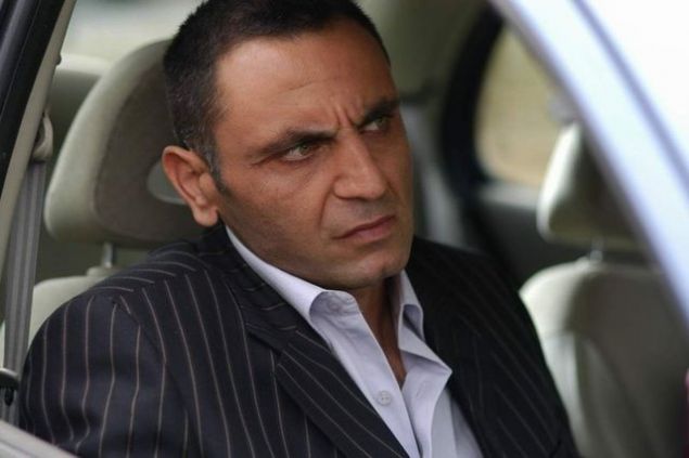   Mehmet Ali Erbil ve Yal��n Mente�'in ba�rollerinde oynad�klar� Tatl� Ka��klar dizisinde 'Tolgahan' rol�yle kamera kar��s�na ge�en Uygun'un Kurtlar Vadisi'ndeki rol�nden epey uzak g�r�n�yor.       