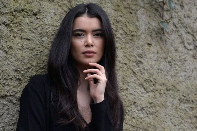   Bir g�zellik merkezinde maky�zl�k yapan Kaya sonra oyunculuk mesle�ine ad�m att�.       