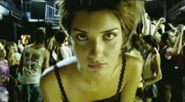   Y�llar sonra Kenan Do�ulu'nun 2003'te ��kard��� 'Demedi Deme' alb�m�nde yer alan 'Tan�mam��s�n' adl� �ark�n�n klibinde oynad��� ortaya ��kt�.       