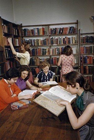  Bo�azi�i �niversitesi K�t�phanesinde �al��an k�z ��renciler...        