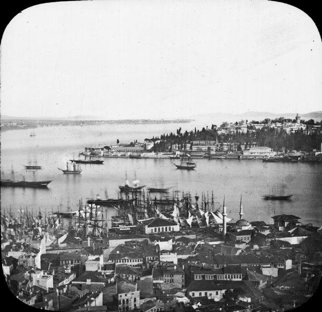 Eski �stanbul foto�raflar� adete ge�mi�e g�t�r�yor. ��te kimilerini ilk kez g�rece�iniz 'Y�llar nas�l da ge�iyor!' dedirten kareler...         <br><br>    �stanbul  