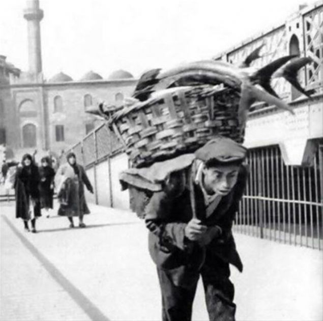  Orkinos ta��yan bir hamal. 1930'lar.        