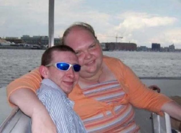 HERKES ONUNLA DALGA GE�T�!    <br><br>    �iftin uyumsuzlu�unu dile getirenler onlar� dalga konusu haline getirdiler. Bu foto�raflar�n alt�na pek �ok insan en iyimser haliyle kilolu ve �irkin gelin �eklinde yorumlarda bulundular. Onun bu hassas konusu y�llar boyunca sosyal medyada dalga konusu haline getirildi.  