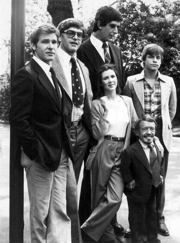                                                                 Harrison Ford, Carrie Fisher, Mark Hamill, David Prowse, Kenny Baker ve Peter Mayhew (1977)                                                           