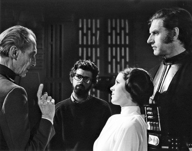                                                                 George Lucas, Carrie Fisher, Peter Cushing ve David Prowse (1977)                                                          