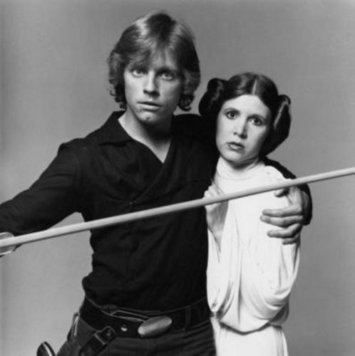                                                                 Carrie Fisher ve Mark Hamill (1977)                                                           