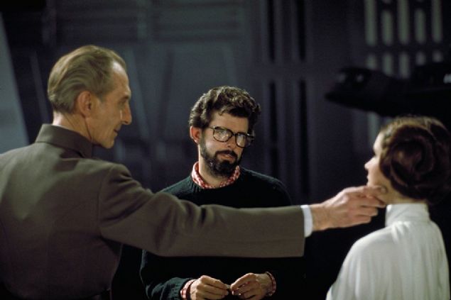                                                                 George Lucas, Carrie Fisher ve Peter Cushing (1977)                                                          
