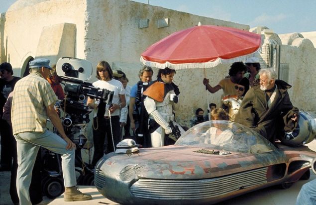                                                                 Alec Guinness, Anthony Daniels, Mark Hamill, Anthony Forrest ve Gilbert Taylor (1977)                                                           