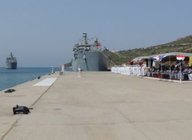 Yerli ve zgn tasarmla ina edin TCG Sancaktar'n emniyet eitimleri ve cihaz/sistem kontrollerinin ardndan Foa Deniz s Komutanl'nda dzenlenen trenle Amfibi Grev Grup Komutanl'na katld bildirildi.   