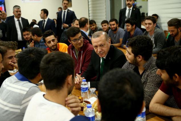                                                                 Alt�nda�'daki Y�ksek ��renim Kredi ve Yurtlar Kurumuna ba�l� H�seyin Gazi ��renci Yurdu'na s�rpriz ziyaret ger�ekle�tiren Cumhurba�kan� Erdo�an'� kap�da, kendisine Twitter'dan davette bulunan Ankara Y�ld�r�m Beyaz�t �niversitesi Di� Hekimli�i Fak�ltesi ��rencisi G�ng�r Atak kar��lad�.                                                            