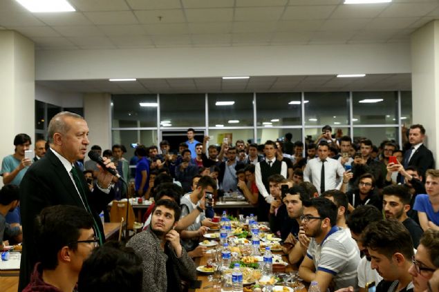                                                                 Sohbet s�ras�nda �niversite ��rencileriyle �z�ekim ve hat�ra foto�raf� �ektiren Erdo�an, ��renim g�rd�kleri �niversiteler ve derslerinin durumu hakk�nda bilgi ald�.                                                            