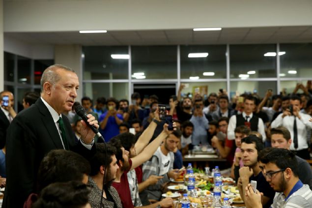                                                                 Daha sonra Atak ve beraberindeki ��rencilerle yurdun yemekhanesine ge�en Erdo�an, gen�lerle sohbet ederek sahur yapt�.                                                            