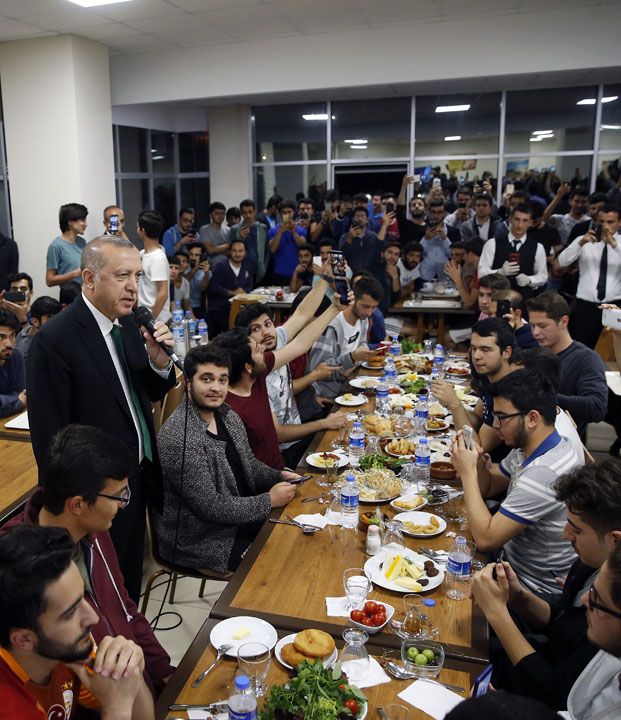                                                                 Cumhurba�kan� Erdo�an, s�zlerini ��yle s�rd�rd�:  <br><br>  'Ma�allah g�zel bir yurdunuz var. ��renci kapasitesi baya�� y�ksek, bin 44 ki�ilik bir yurda sahipsiniz. Temenni ediyorum ki bu yurtta huzurlu bir ��rencilik ya�am�n� s�rd�r�rs�n�z ve buradan da ba�ar� dolu bir ��rencilik hayat�n� tamamlayarak gelece�e y�r�rs�n�z. Sizlere bu s�re� i�erisinde Allah'tan ba�ar�lar diliyorum.'                                                        