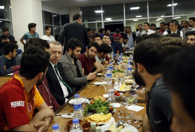                                                                 'Bu dinamik n�fusla in�allah bu asr� kendi lehimize �evirece�iz'  <br><br>  Sahur sonras� ��rencilere seslenen Erdo�an, ramazan ay�n� tebrik ederek kendileriyle sahur sofras�nda bulunman�n mutlulu�u i�erisinde oldu�unu s�yledi.                                                        