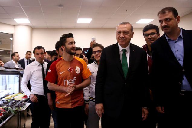                                                                 Erdo�an'a ziyaretinde Gen�lik ve Spor Bakan� Osman A�k�n Bak, Y�ksek ��renim Kredi ve Yurtlar Kurumu Genel M�d�r� Sinan Aksu ile �zel Kalem M�d�r� Hasan Do�an da e�lik etti.                                                            