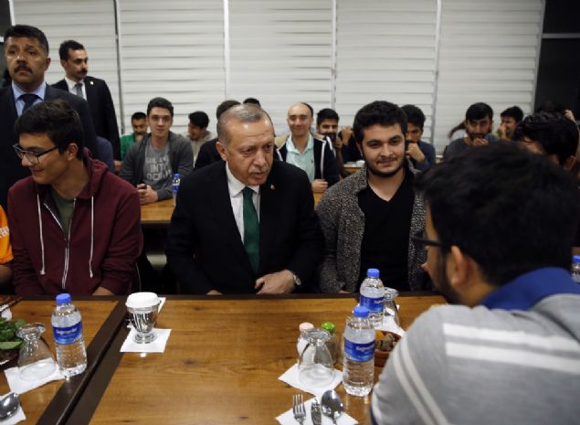                                                                 ��rencilere derslerinde ve ya�amlar�nda ba�ar�lar dileyen Erdo�an, 'Siz gen�lerden bu dinamizmi bekliyorum. 'Acaba' demeyin, 'Biz yapar�z' deyin. Bu �lkenin, bu milletin evlad� yapar. �n�allah gelecek bizimdir. Bu gen� n�fusla, bu dinamik n�fusla in�allah bizler bu asr� tamamen kendi lehimize �evirece�iz.' diye konu�tu.                                                            