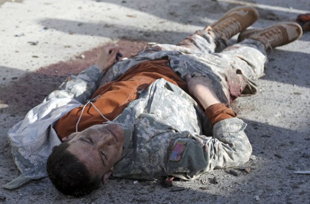  Terristlerden biri bakanlk binas giriinde stndeki bombay infilak ettirdi.    