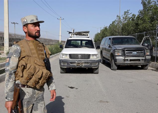  Terr rgt ID'in stlendii saldrda bir polis de yaamn yitirmiti.   ID ve Taliban'n kskacndaki Afganistan'da ylbandan bu yana gerekleen saldrlarda yzlerce kii can verdi.   