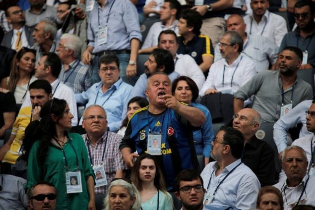                                                                 Durum Divan Bakan Vefa Kk'e iletildiinde ise gecikmeli de olsa statta anons yapld ve rencilerin rahatsz olduklar Fenerbaheli yelere duyuruldu.                                                         