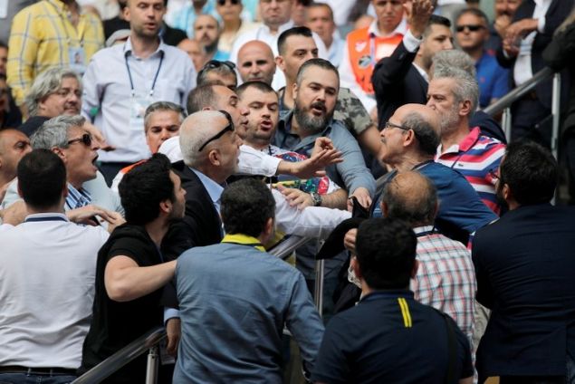                                                                 FENERBAHE KONGRES'NDE GERGNLK  <br><br>  Fenerbahe Kongresi'nde yaplan konumalar yelerin tepkilerine neden oldu. Suat Mftolu, Asbakan ekip Mosturolu'nun okuduu faaliyet raporunu eletirerek, 'Sanki faaliyet raporu deil, seim konumas' ifadelerini kulland.                                                        