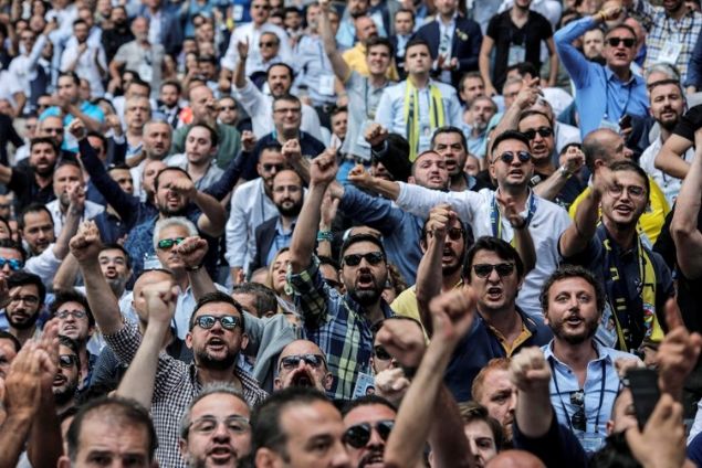                                                                 K BAKANIN DESTEKLER AYRI TRBNLERDE  <br><br>  Bu arada Ali Ko'u destekleyen yeler Fenerium alt tribnnde sa tarafta yer alrken, Aziz Yldrm sempatizanlarnn ise Fenerium alt tribn orta ksmnda oturduklar grld.                                                        